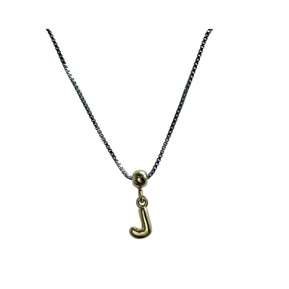 Inicial J dorada, cadena plateada